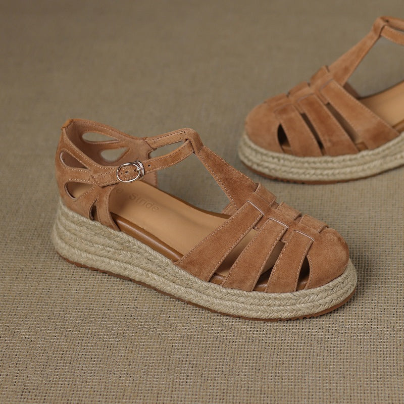 Keilsandalen aus Wildleder mit Strohgeflecht