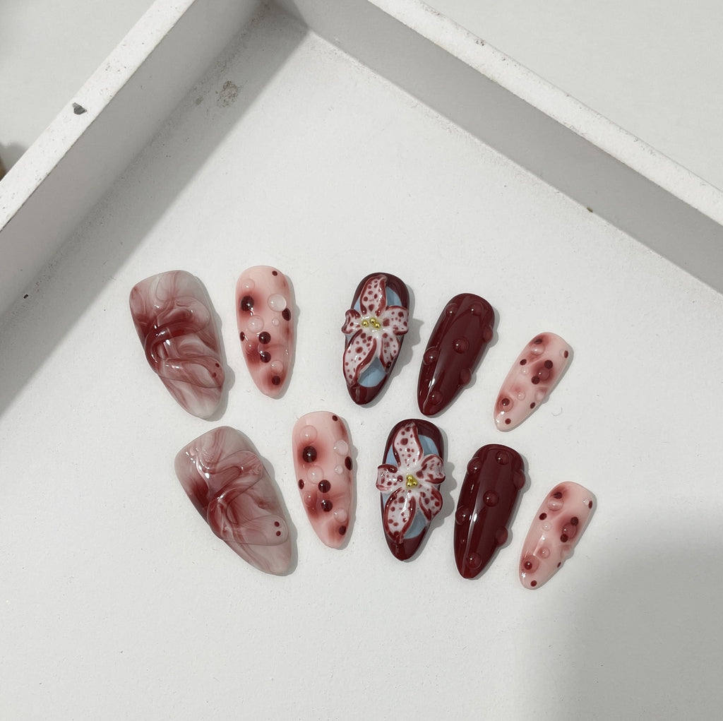 Handbemaltes 3D-Maniküre-Set «Almond» – Bild 4 | LuxeStyle