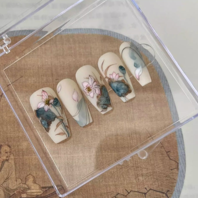 Handbemalte Press-on-Nägel mit Lotus – Bild 5 | LuxeStyle