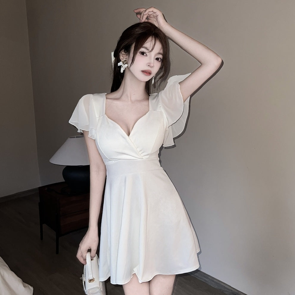 Figurbetonendes A-Linien-Kleid mit tiefem Dekolleté