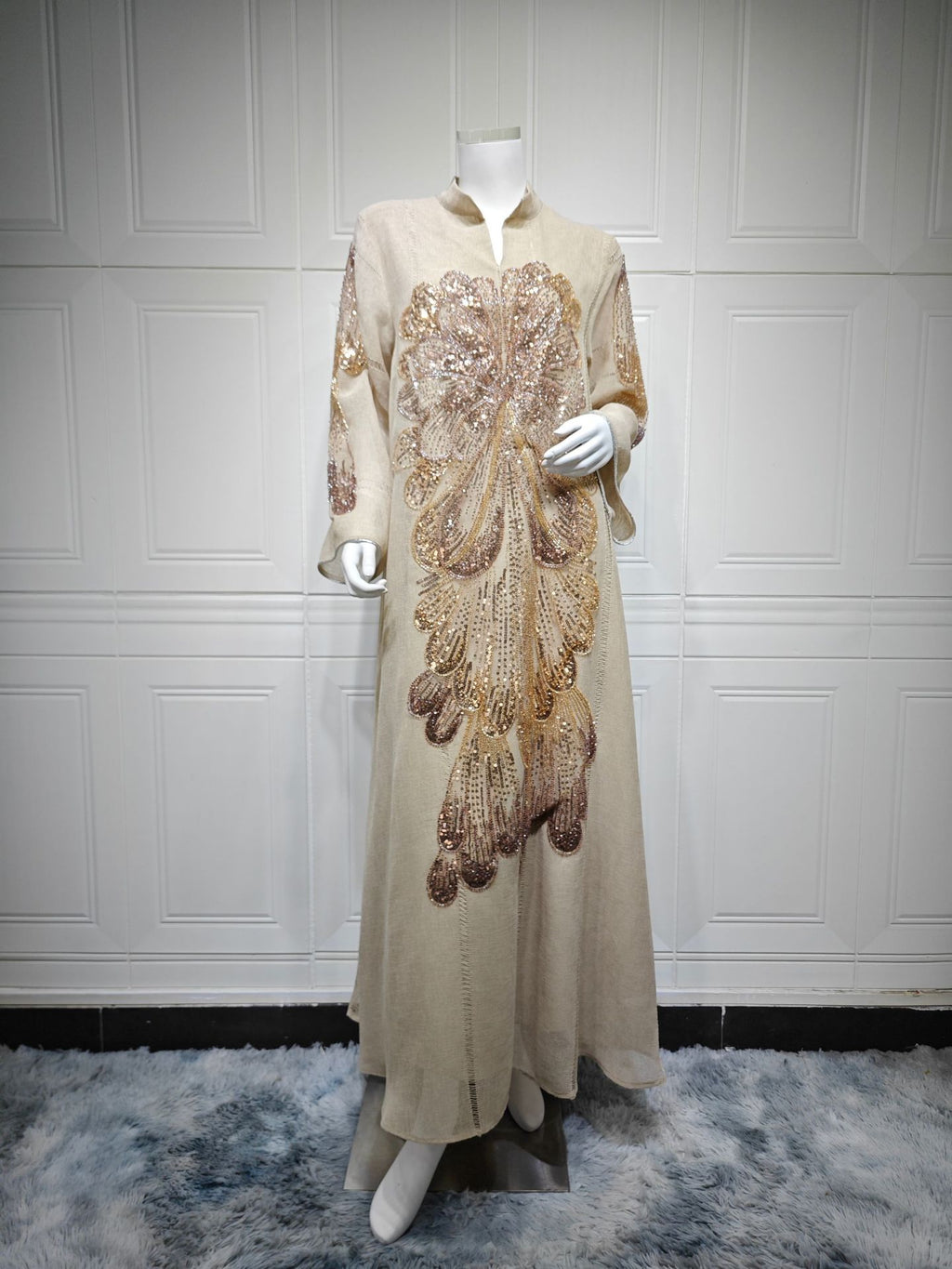 Perlenbesetztes langes Abendkleid mit V-Ausschnitt