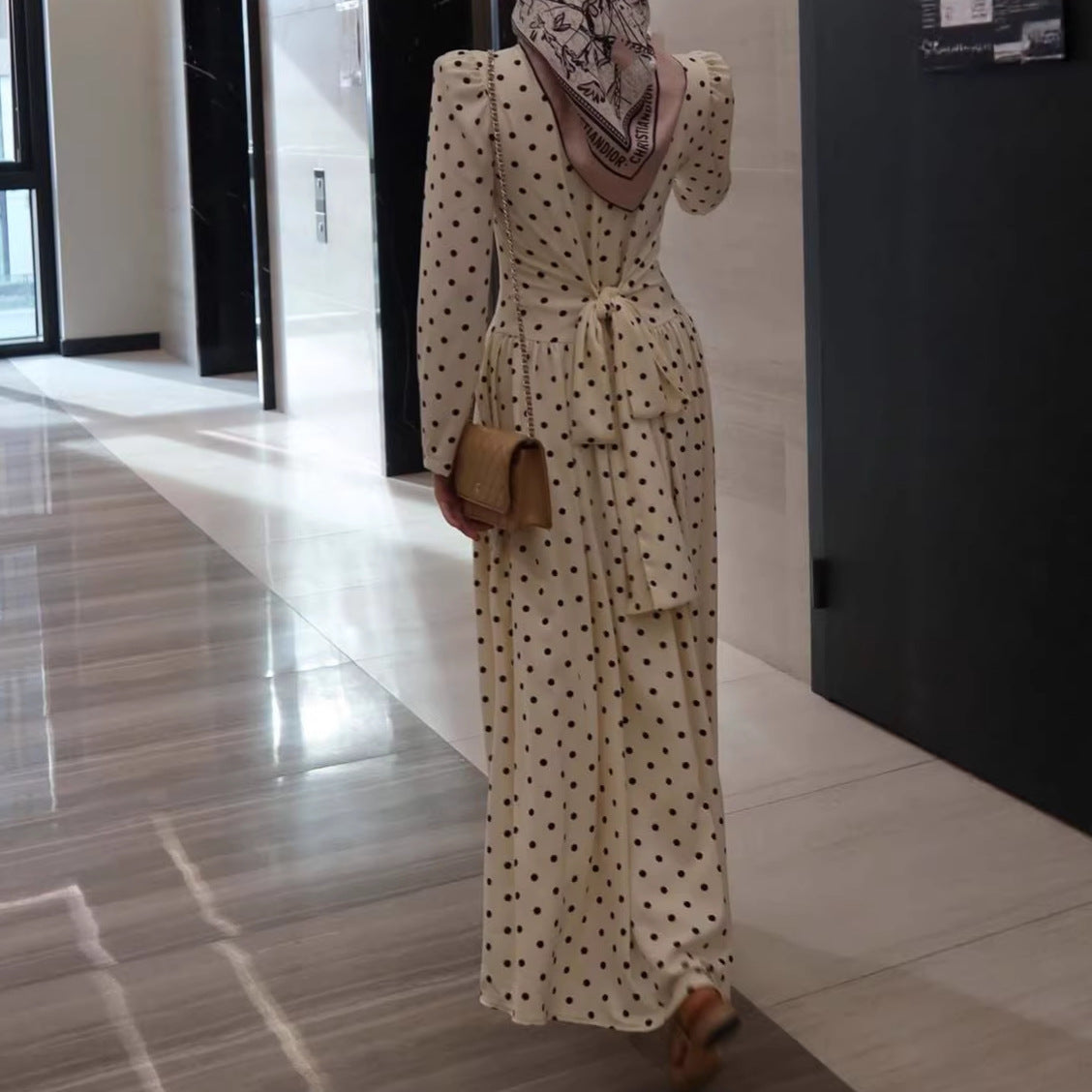 Figurbetontes Polka-Dot Kleid mit Taillengürtel | LuxeStyle