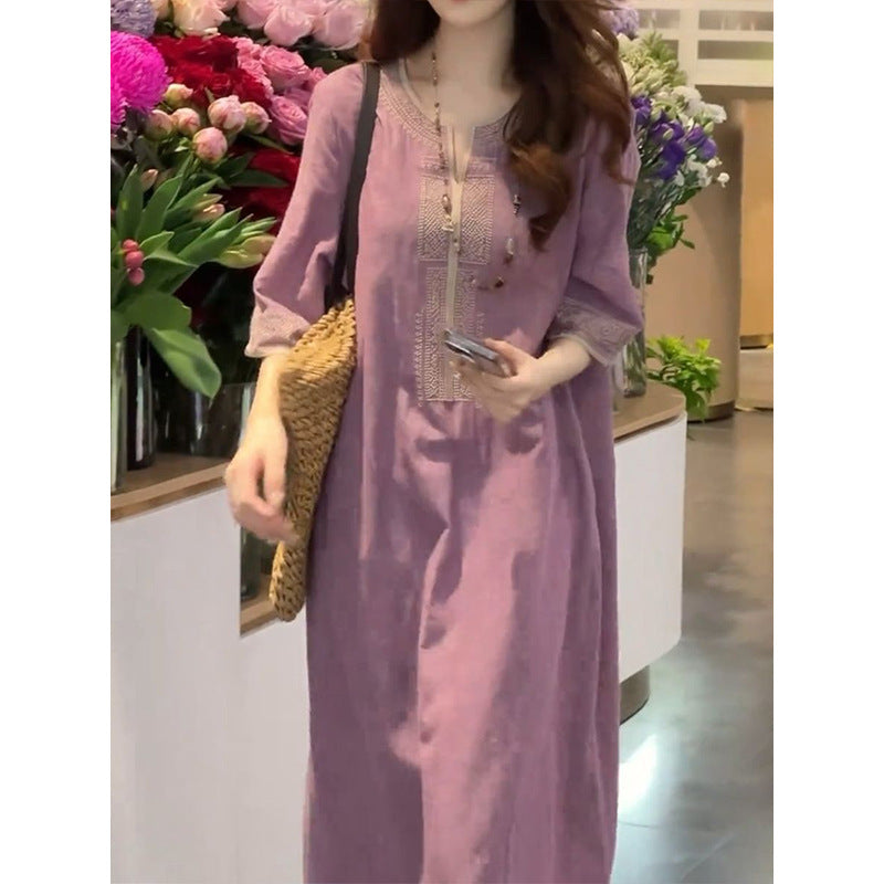 Besticktes V-Ausschnitt Kleid
