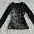 V-Neck Langarmshirt mit Print – Bild 1 | LuxeStyle