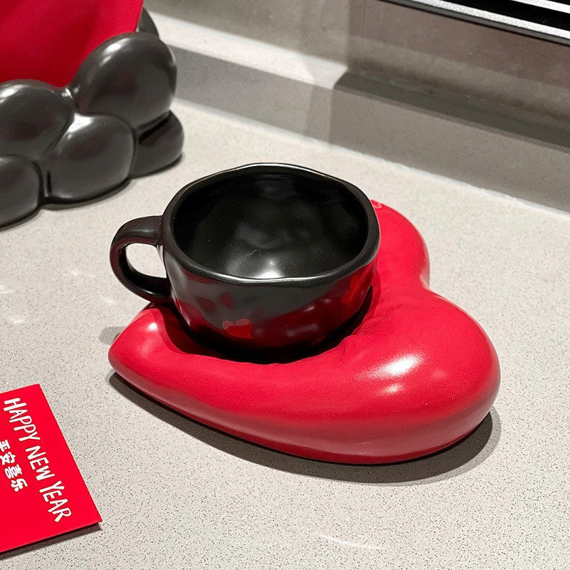 Herzförmige Keramiktasse mit Untertasse