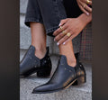 Ankle Boots mit Metallschnalle