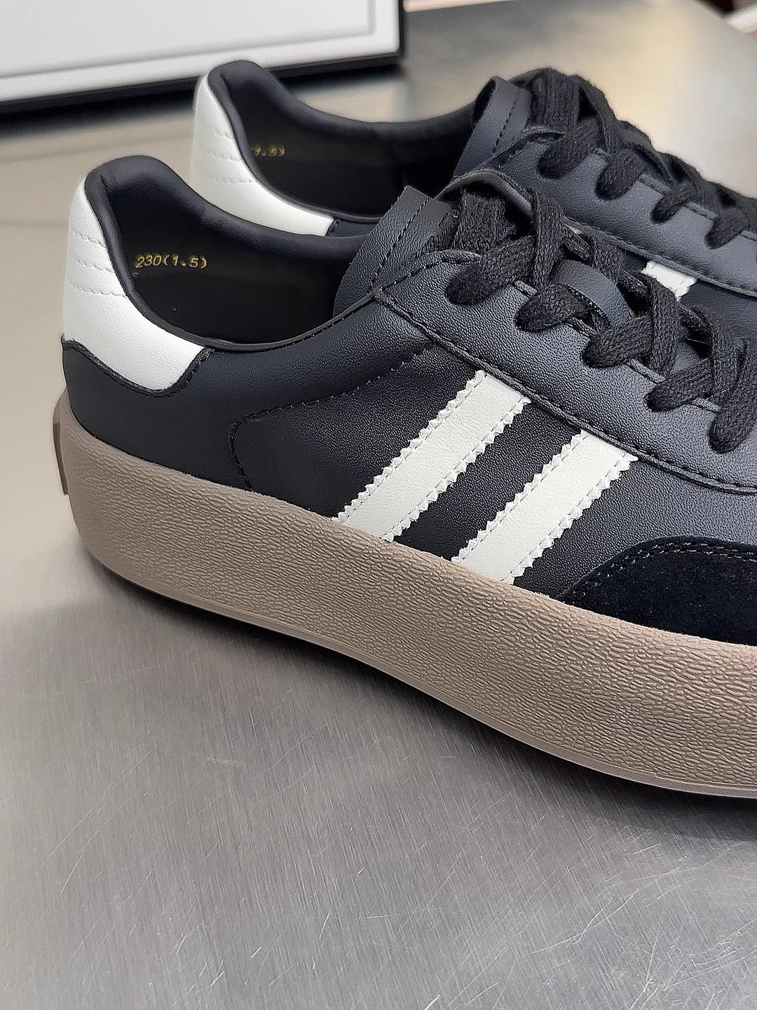 Vintage-Sneaker mit Rundkappe