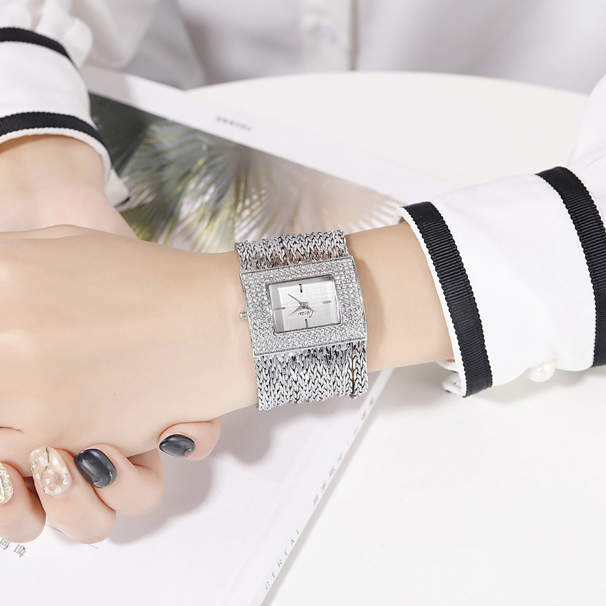 Quadratische Damenuhr mit Strass und Goldkette – Bild 2 | LuxeStyle