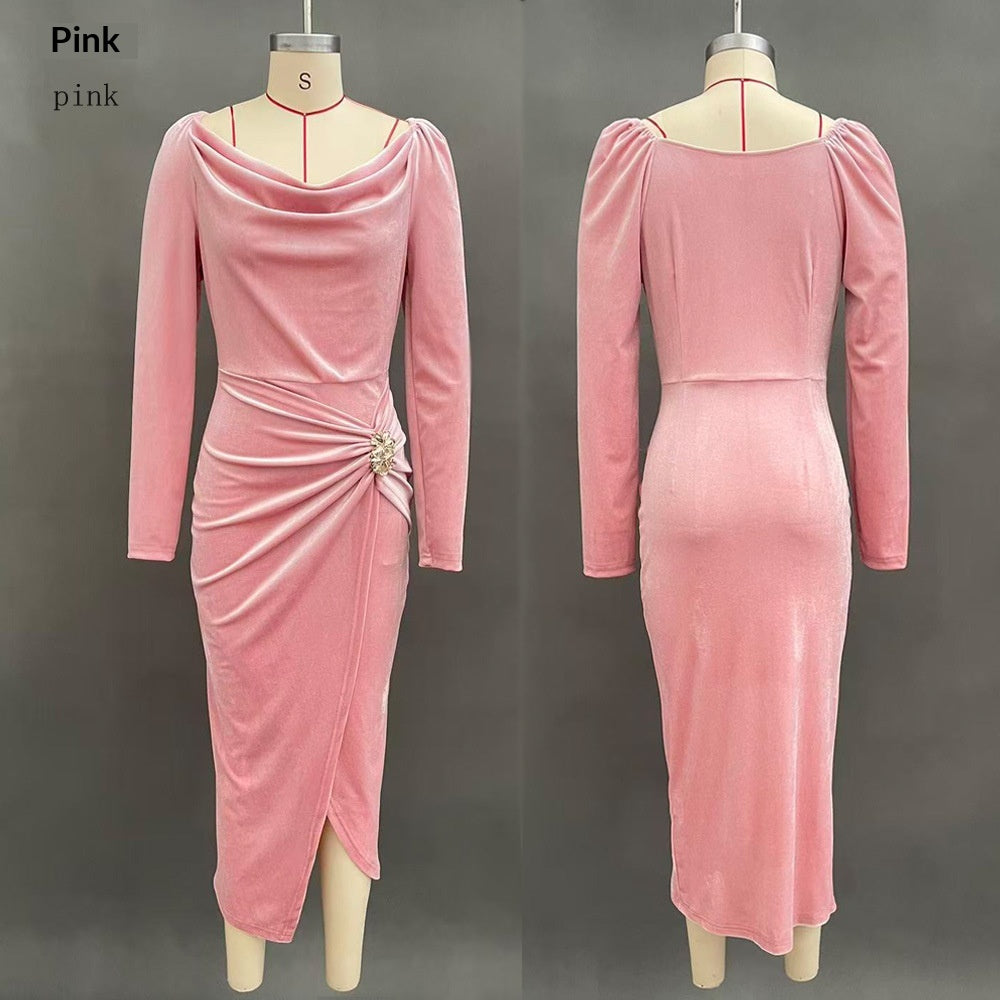 Samtkleid mit langen Ärmeln und Schlitz