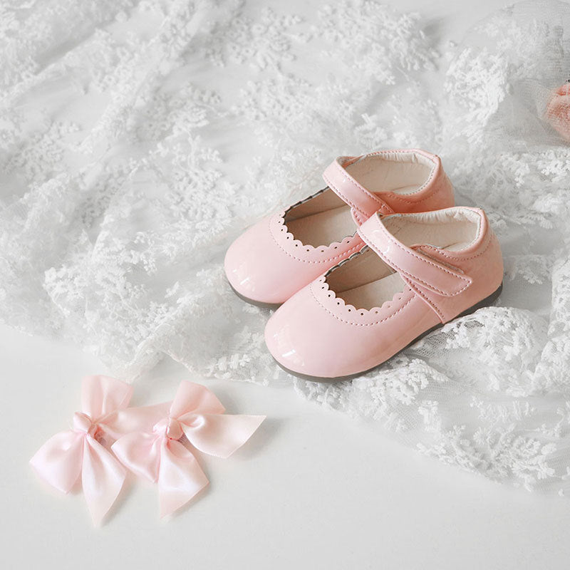 Weisse Mädchen Schuhe mit Schleife