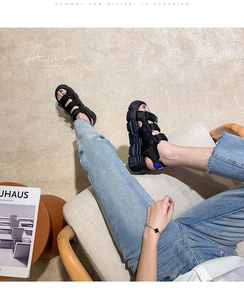 Flache sportliche Plattform-Sandalen – Bild 4 | LuxeStyle