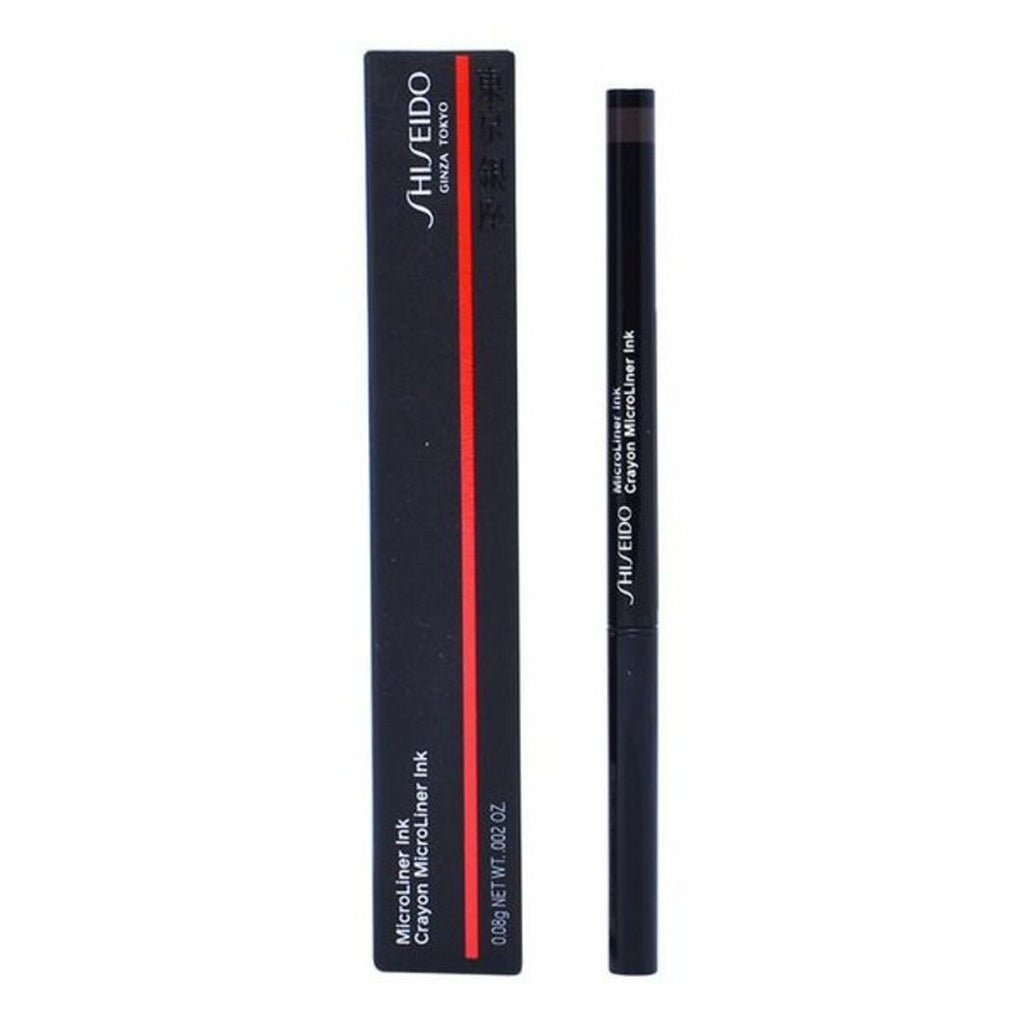 Präzisions Eyeliner: Intensive Linien, ausdrucksstark.