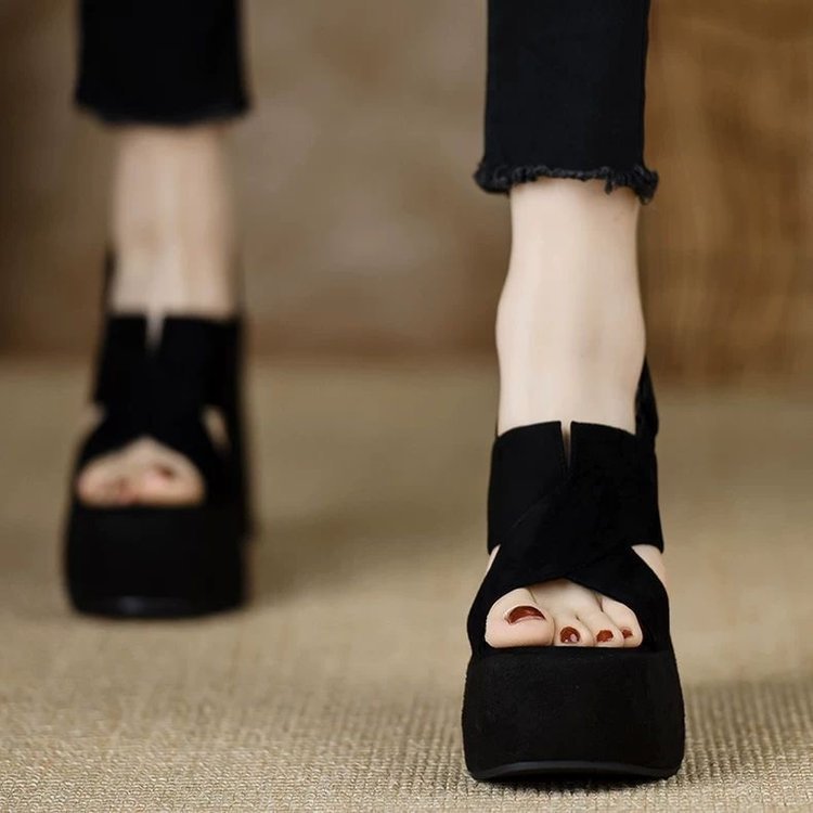 Keilabsatz-Sandalen im koreanischen Stil