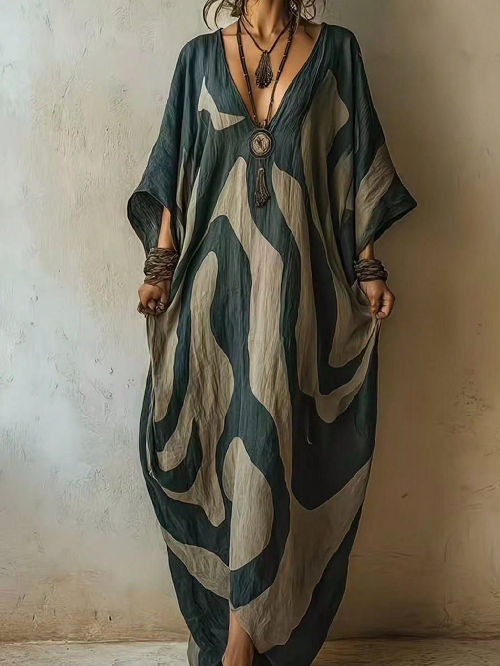 Strandkleid mit V-Ausschnitt und Fledermausärmeln