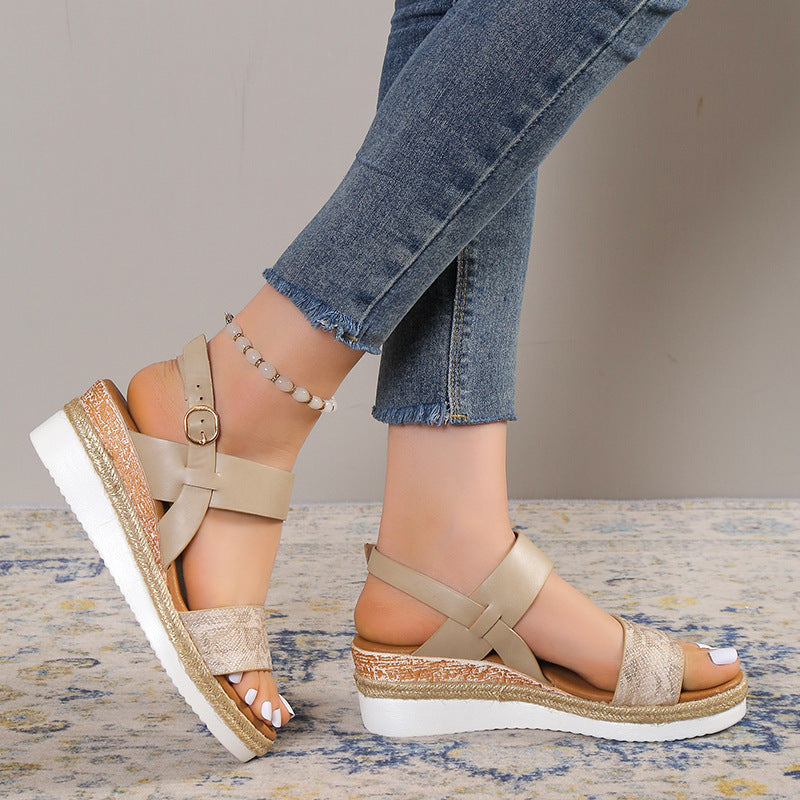 Keilabsatz-Sandalen mit breitem Riemen – Bild 6 | LuxeStyle