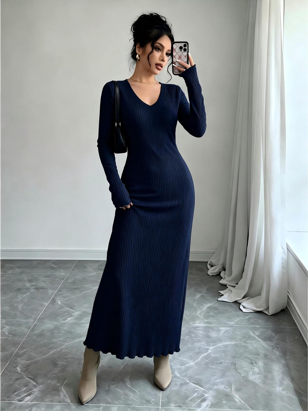 Geripptes Strickkleid mit V-Ausschnitt