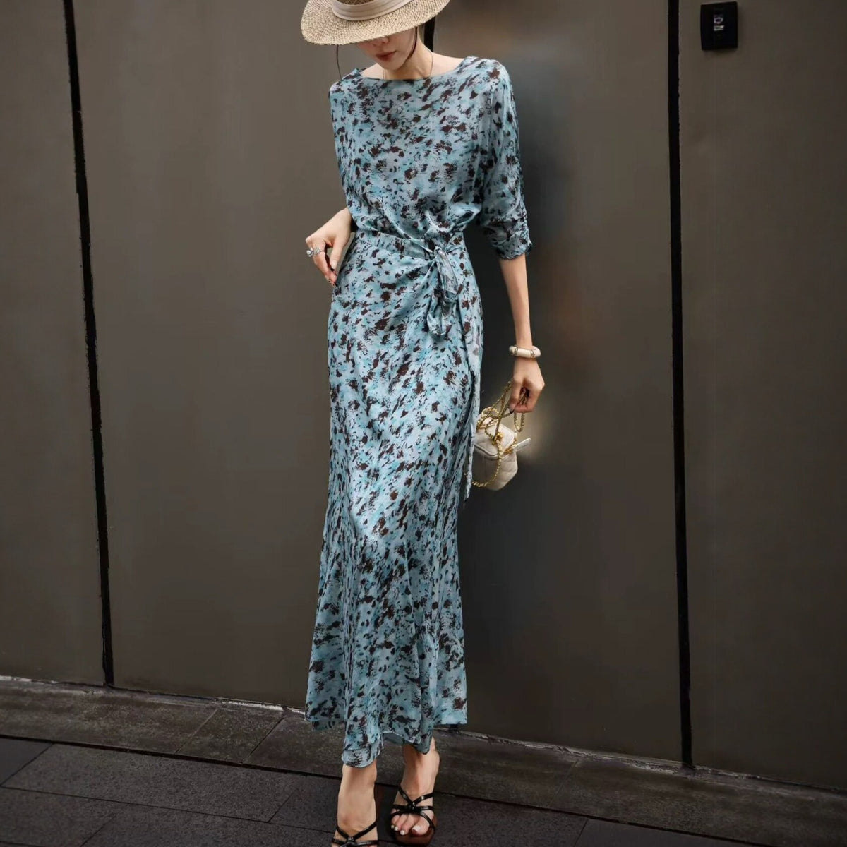 Vintage Seidenkleid mit Print im französischen Stil – Bild 4 | LuxeStyle