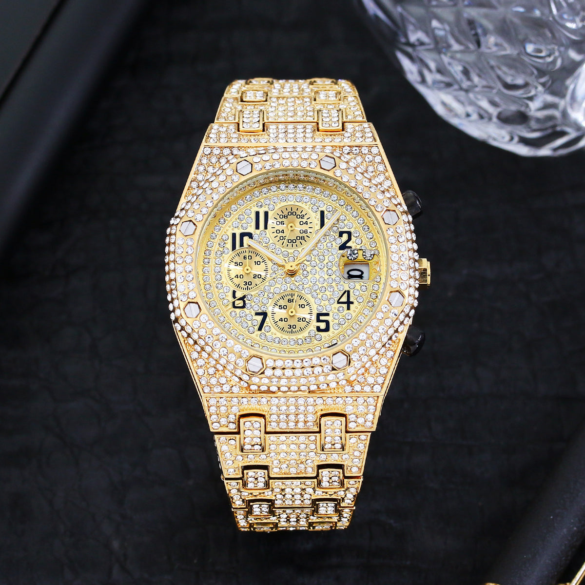 Sportliche Herrenuhr mit Chronograph – Bild 4 | LuxeStyle