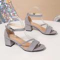 Keilsandalen mit Nietenriemen und Peep-Toe