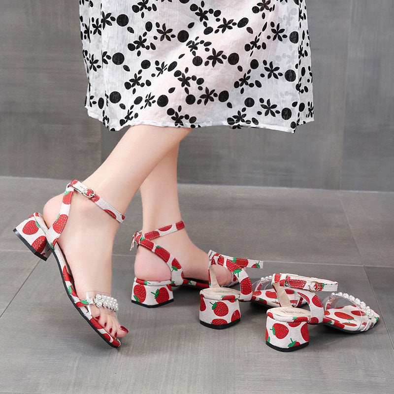 Sandalen mit Erdbeer-Print und Perlenlinie | LuxeStyle