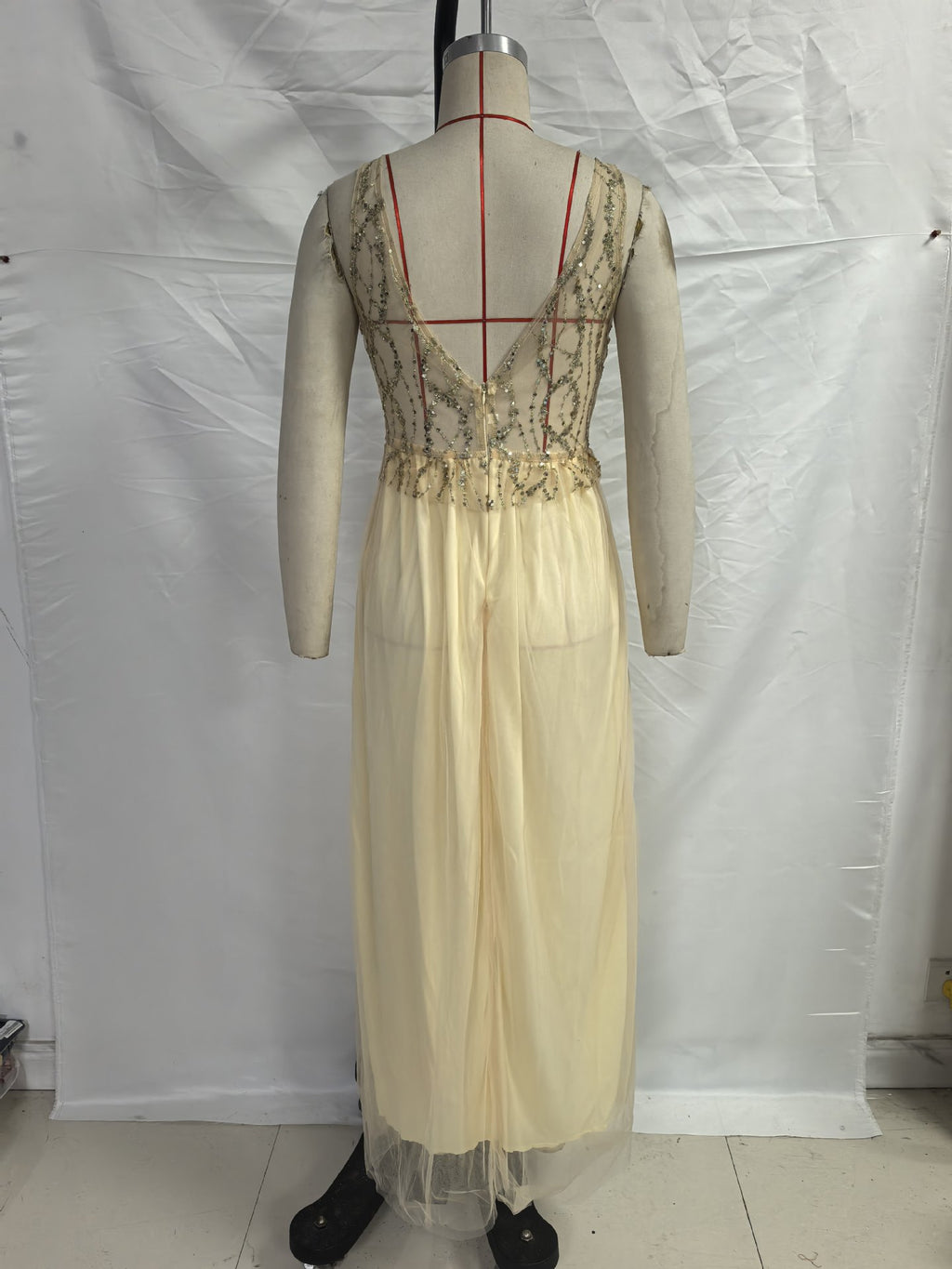 Goldenes Satin-Kleid mit V-Ausschnitt