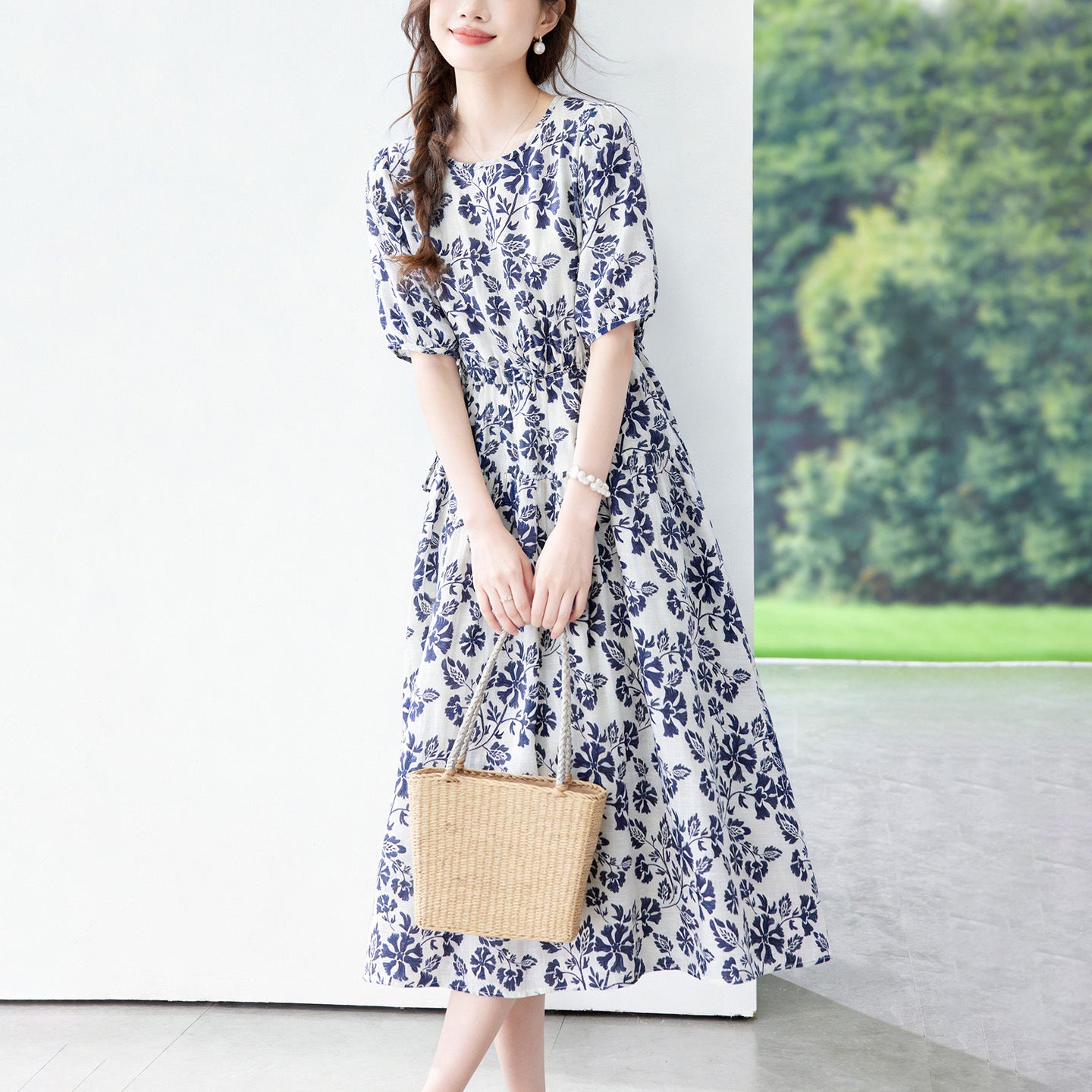 Tailliertes Blumenkleid mit Puffärmeln