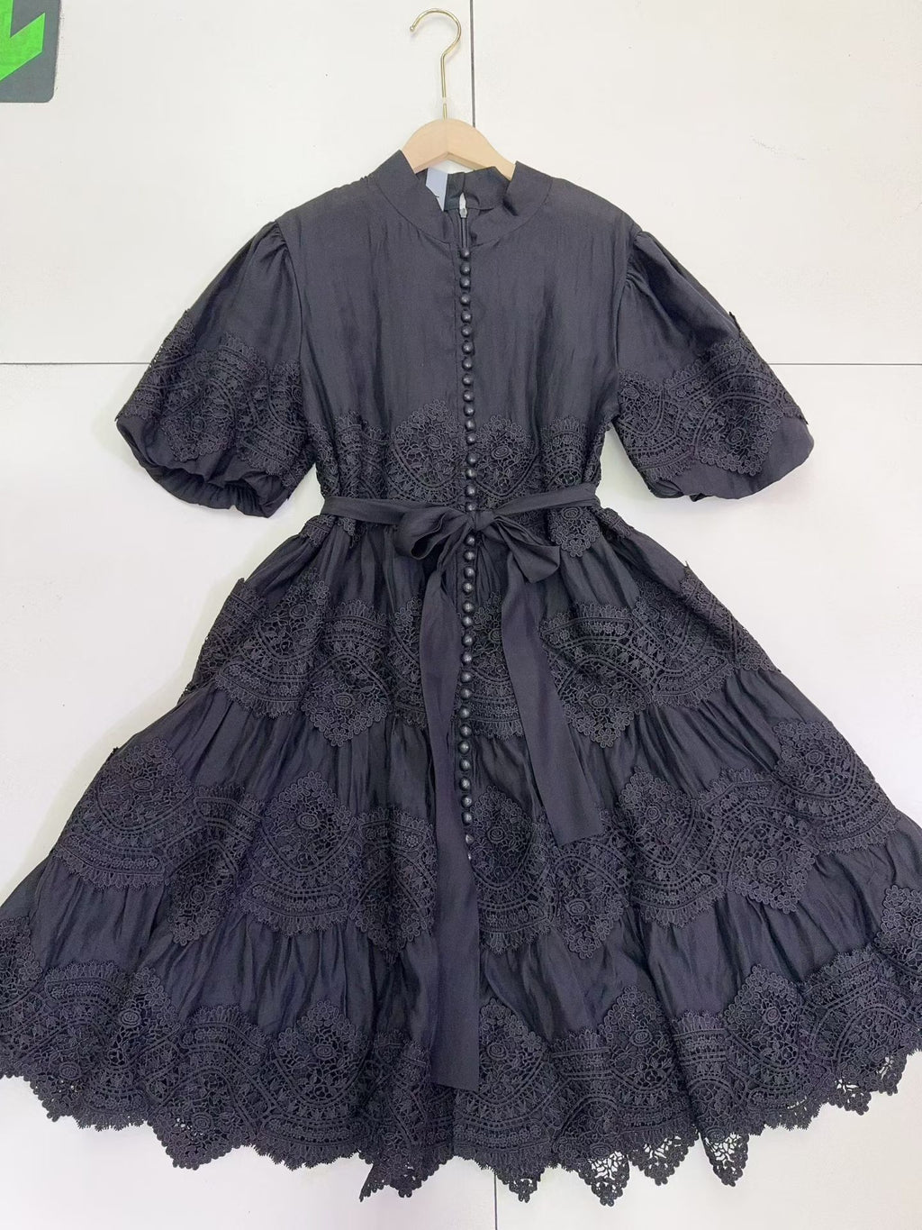 Elegantes Sommerkleid mit Taillenbinde – Bild 2 | LuxeStyle