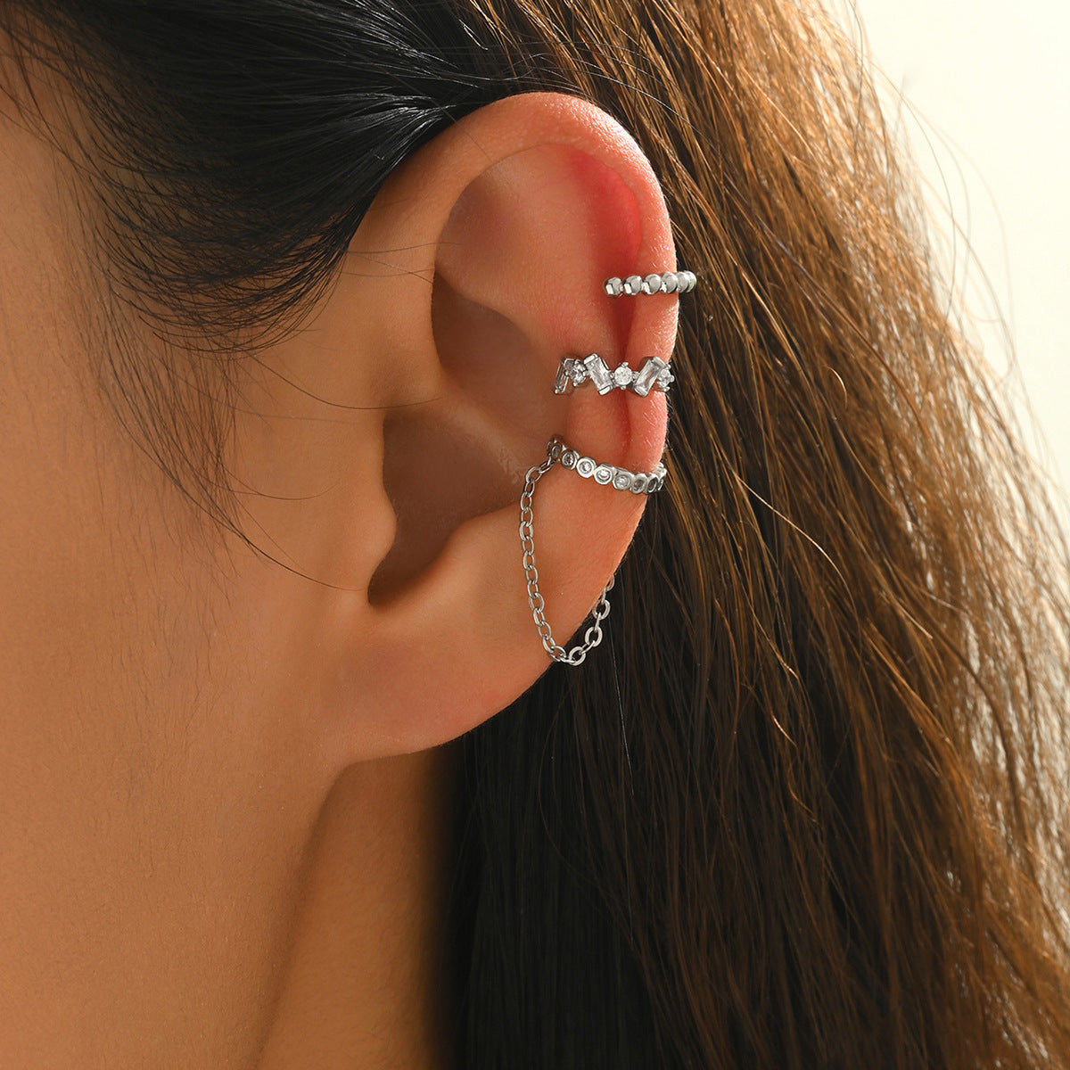 Ohrringe mit Strass-Kettchen und Quaste