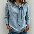 Gestrickter Pullover mit Schleifenknoten