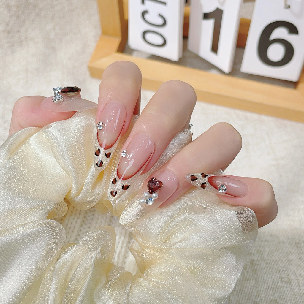 Französisches Nageldesign mit Leopardenmuster