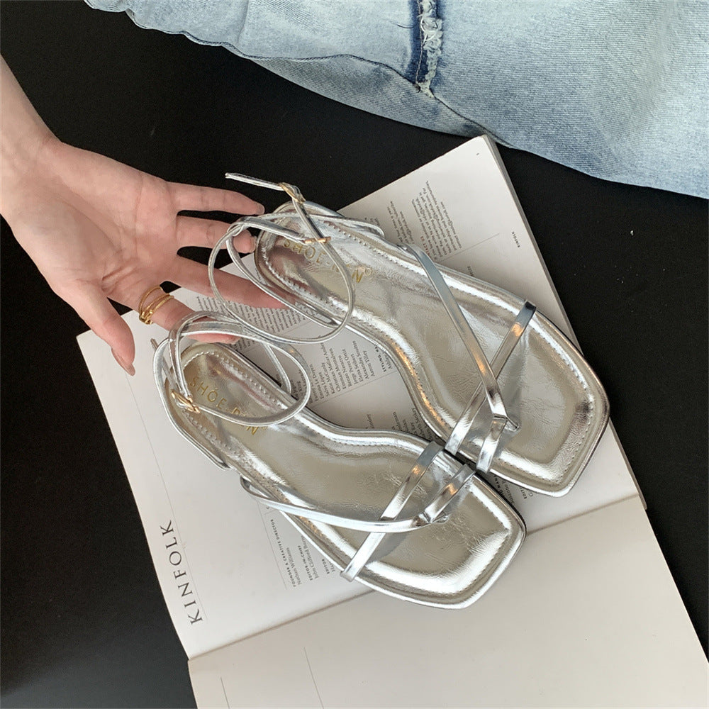 Flache Sandalen mit Riemchen und eckiger Zehenpartie