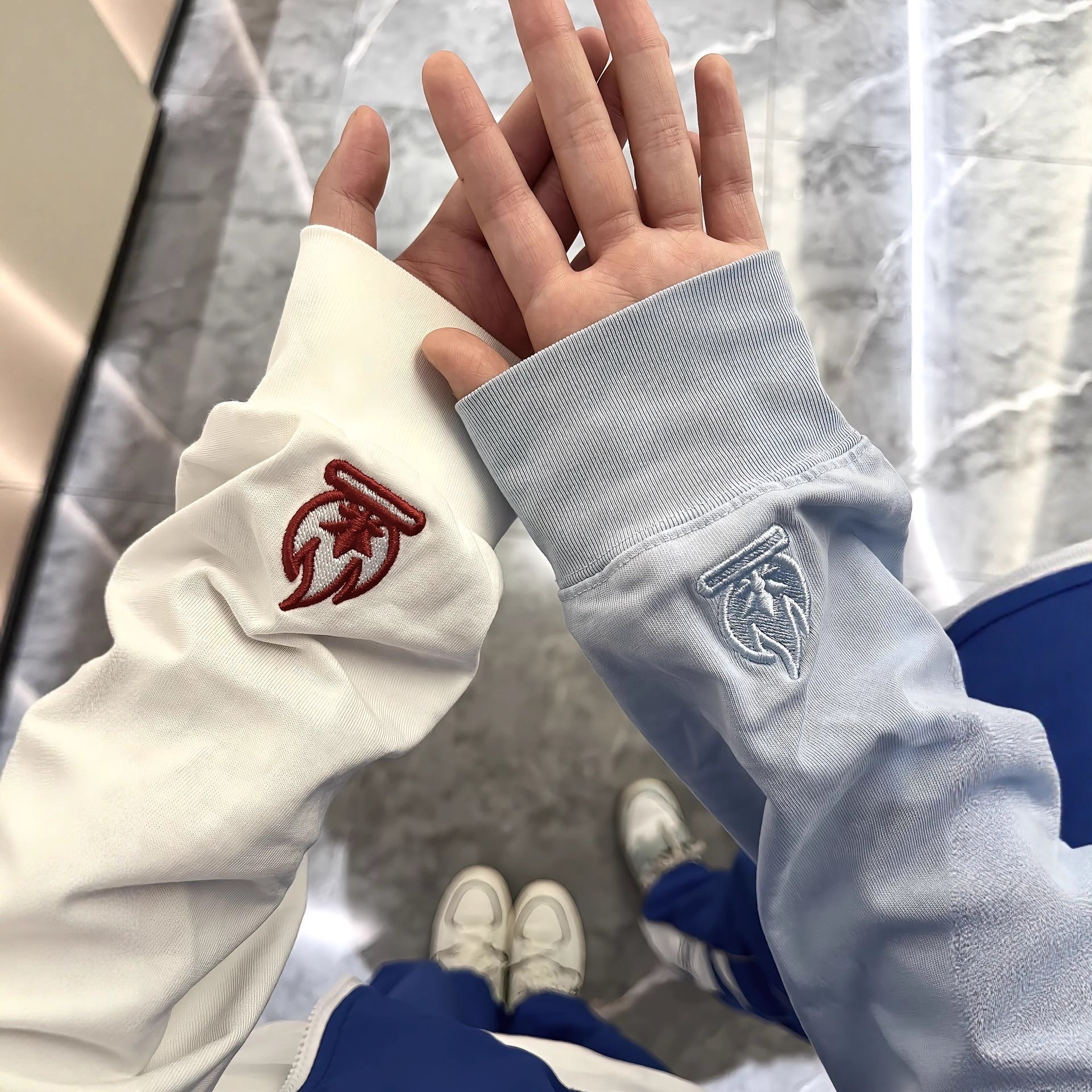 Street-Style Hoodie mit langen Ärmeln – Ansicht 2