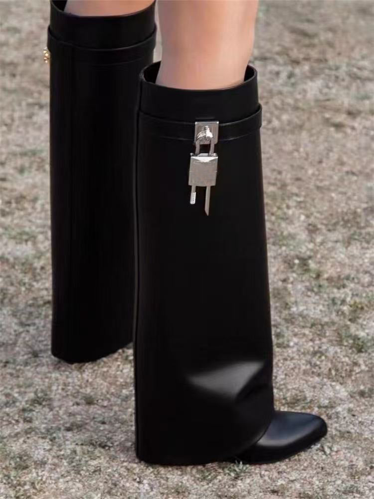 Chunky Mid-Calf Boots mit Schnalle