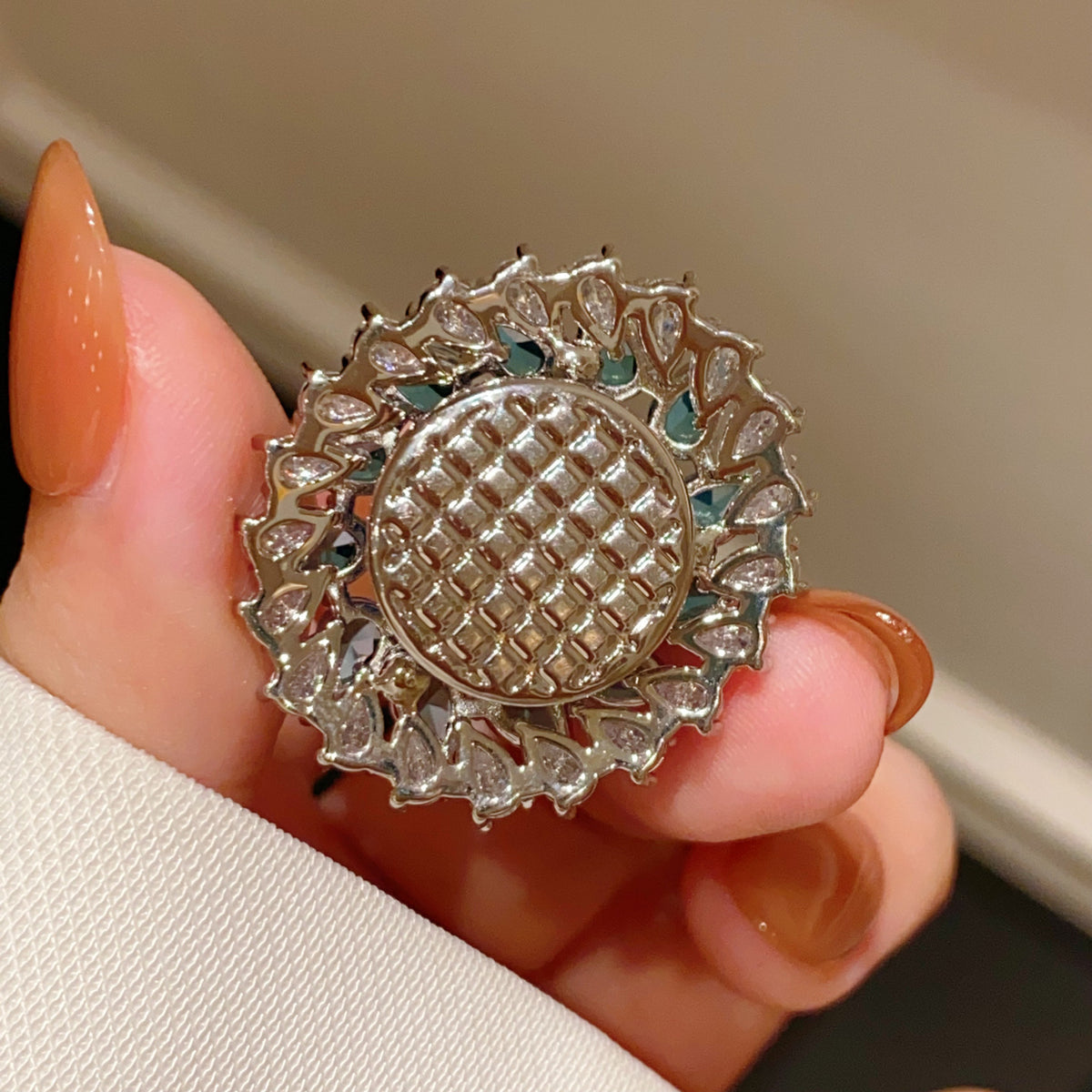 Diamantbesetzte Brosche in geometrischer Form – Bild 5 | LuxeStyle