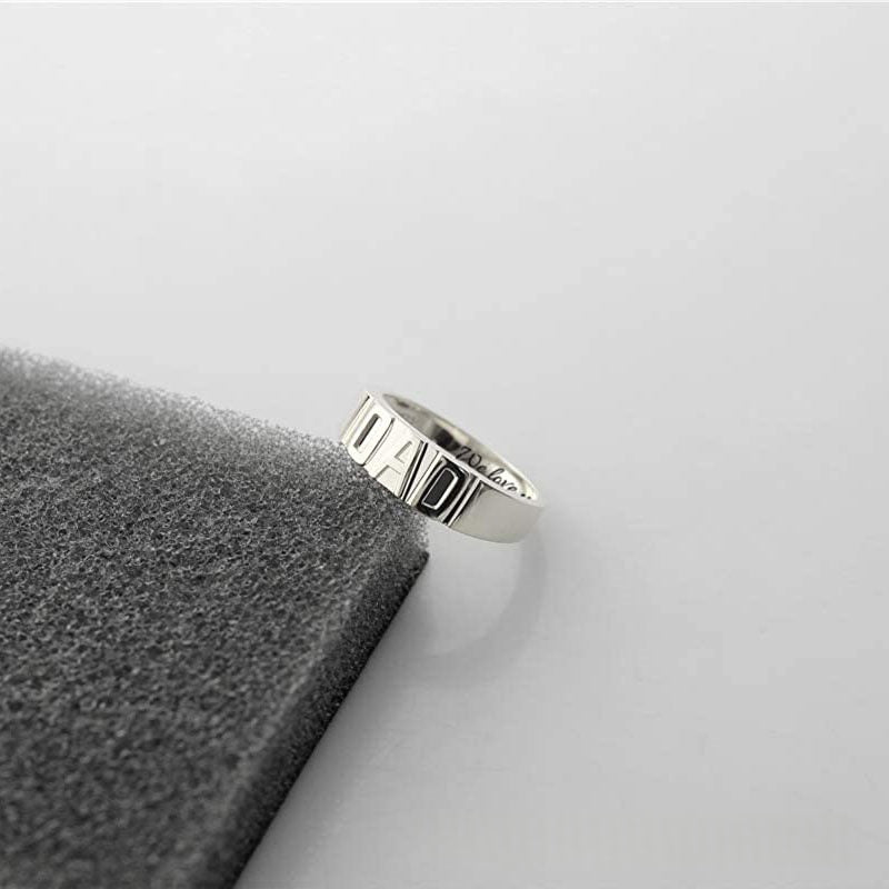 DAD Ring – Breiter Bandring mit Gravur