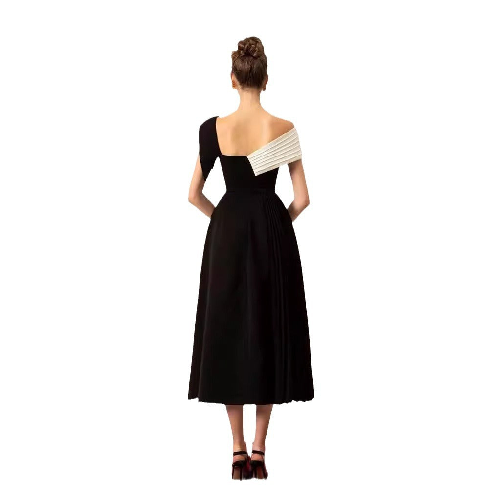 Off-Shoulder Plisseekleid mit hoher Taille