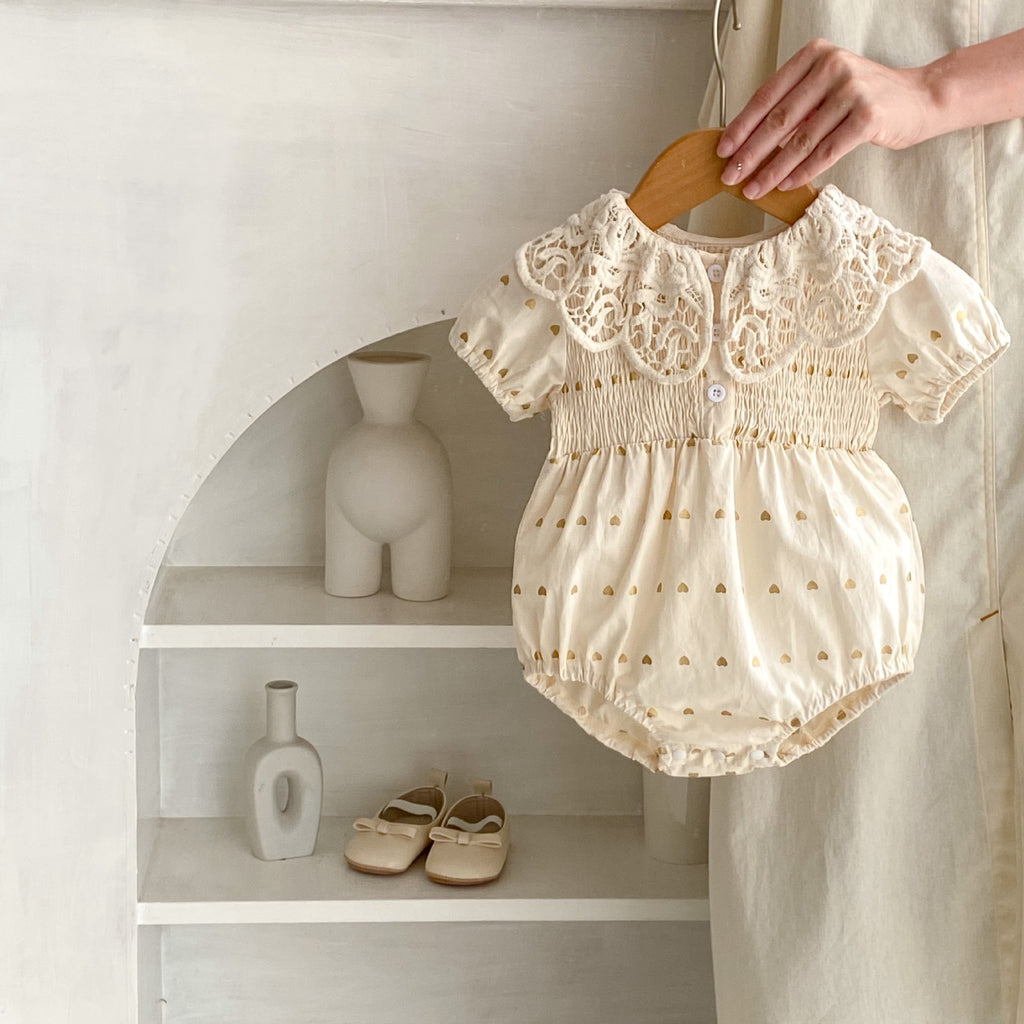 Baby-Jumpsuit mit Herzprint und Spitze