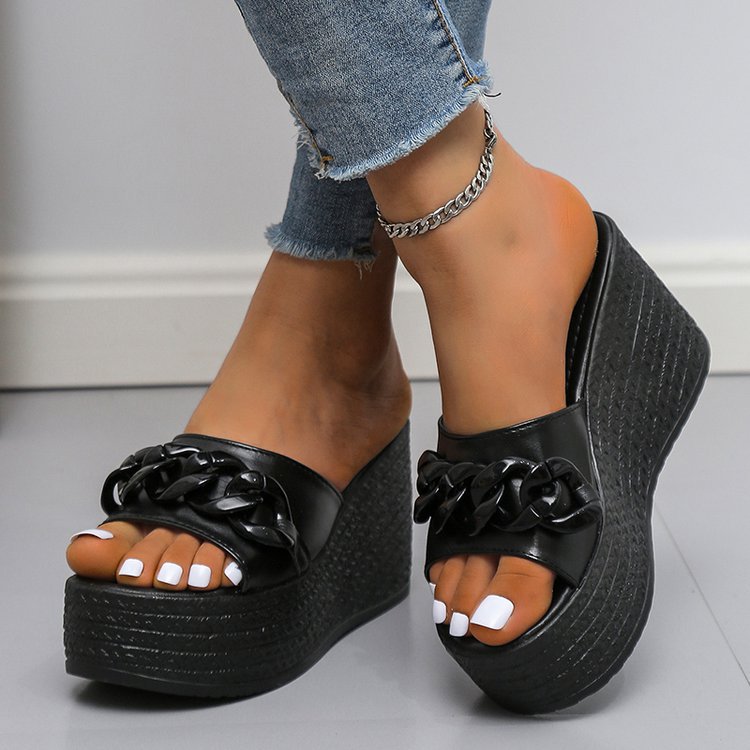 Keilabsatz-Sandalen mit Kette – Bild 7 | LuxeStyle