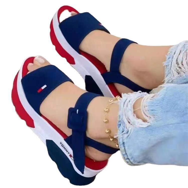 Sandalen mit dickem Boden und Knopfverschluss – Bild 7 | LuxeStyle