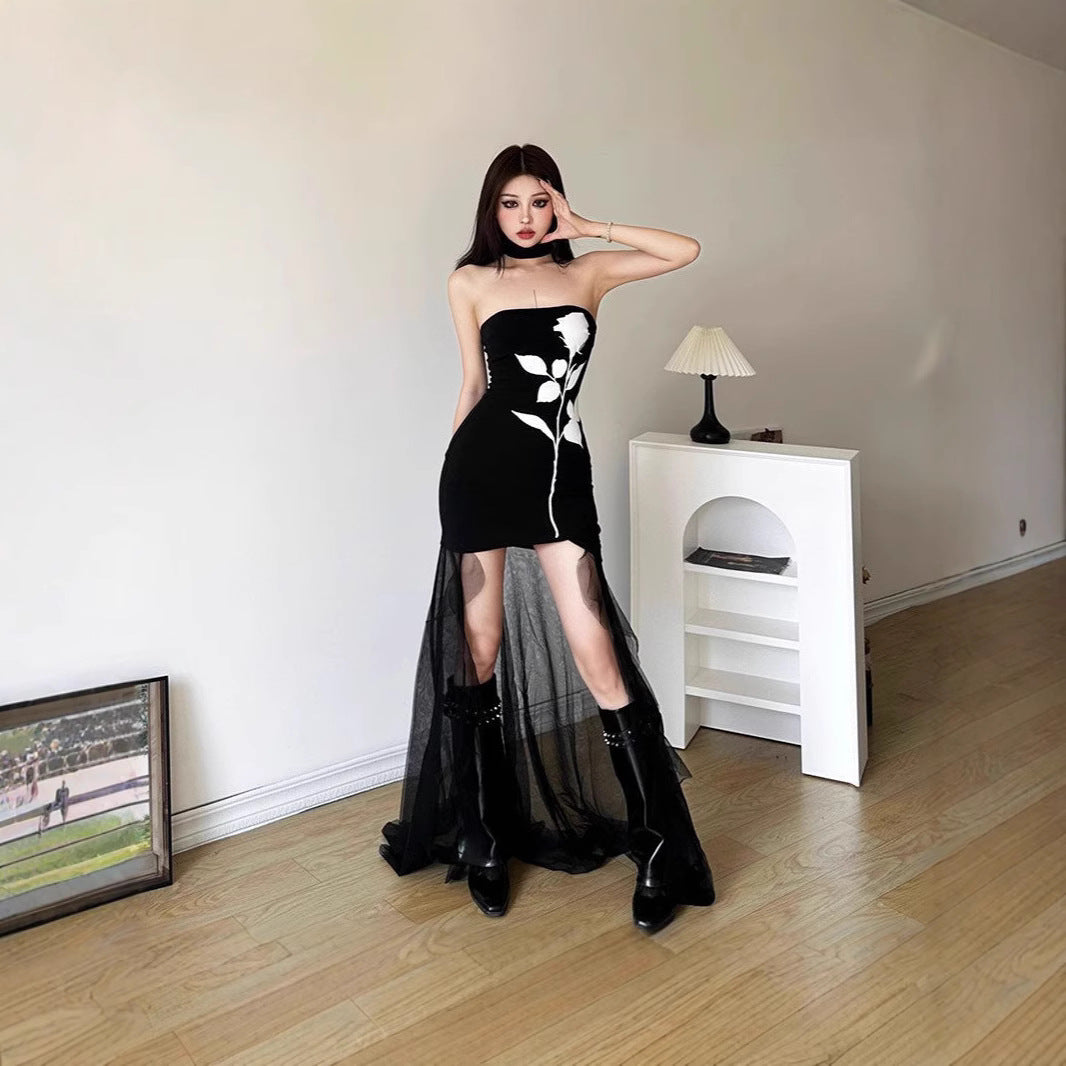 Figurbetontes schulterfreies Kleid mit Rosenmuster