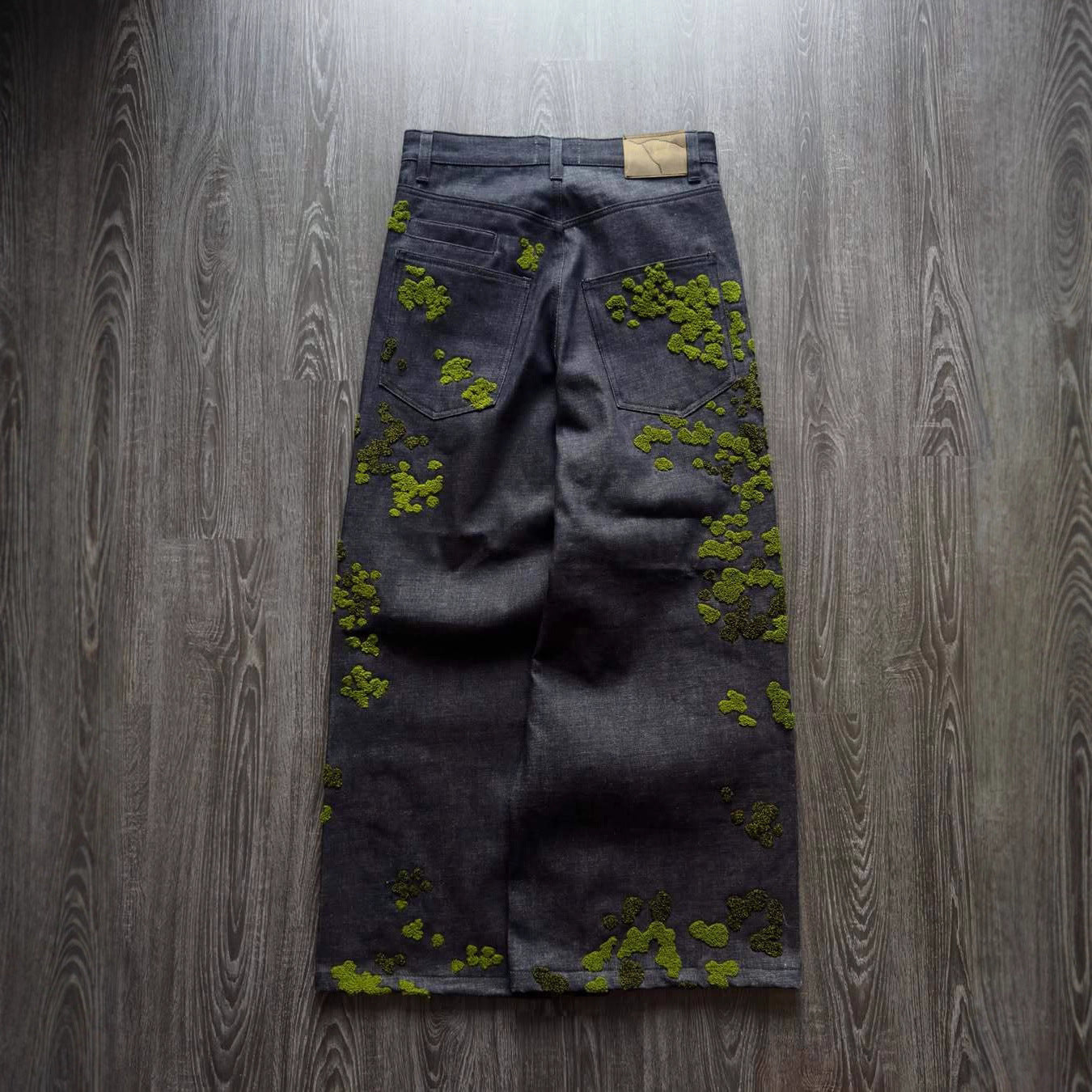 Gerade Jeans mit Blumenstickerei