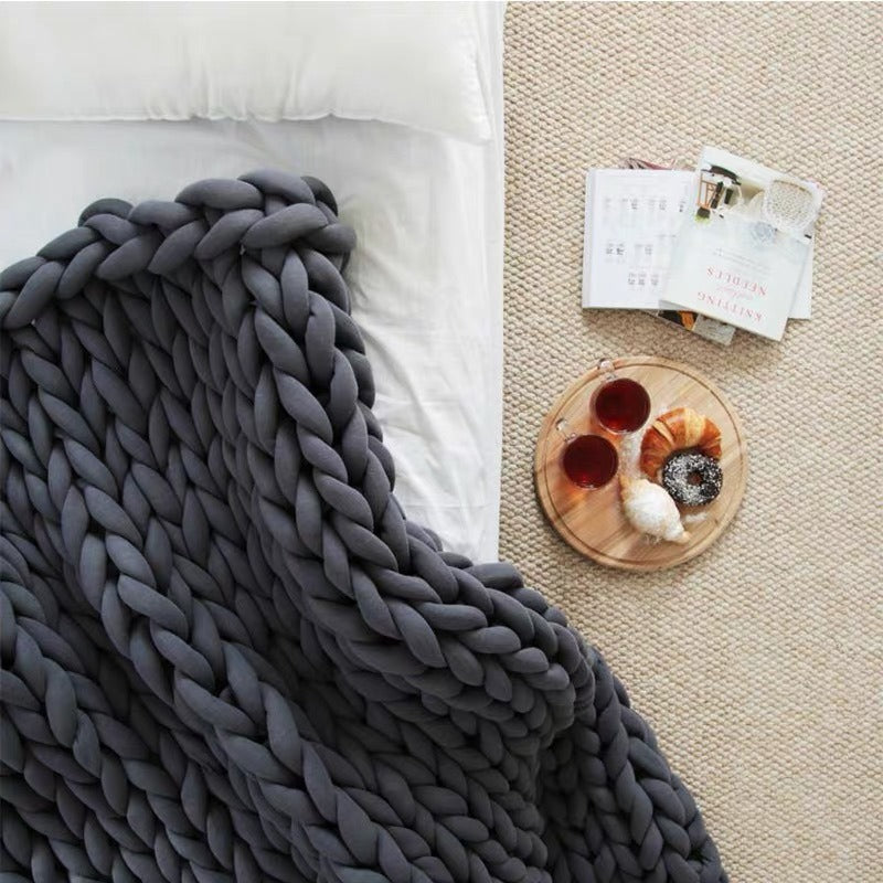 Grobgewobene Strickdecke aus Chenille-Garn