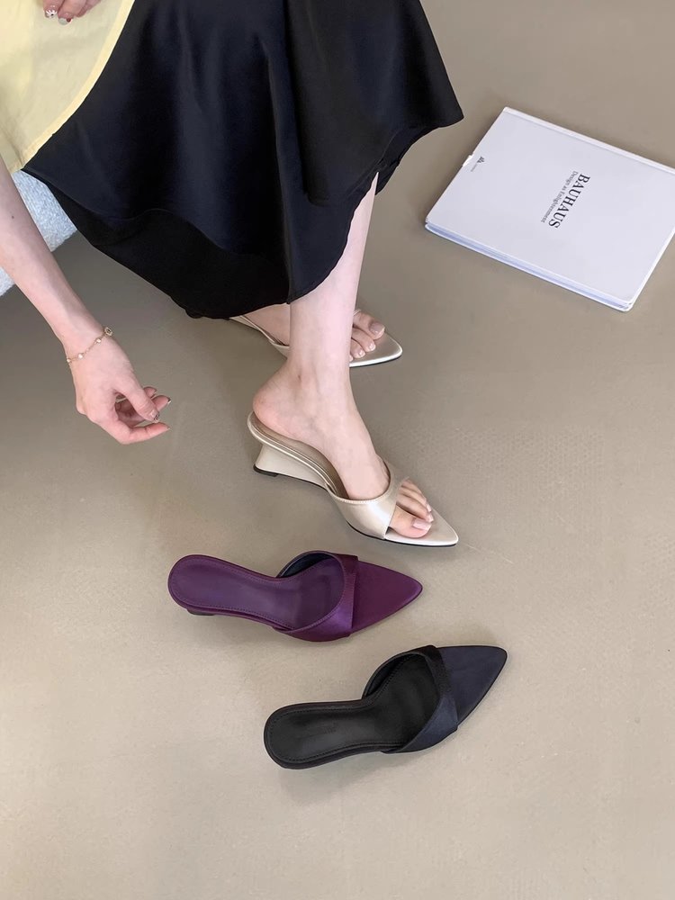 Französische Sommer-Sandalen mit Keilabsatz