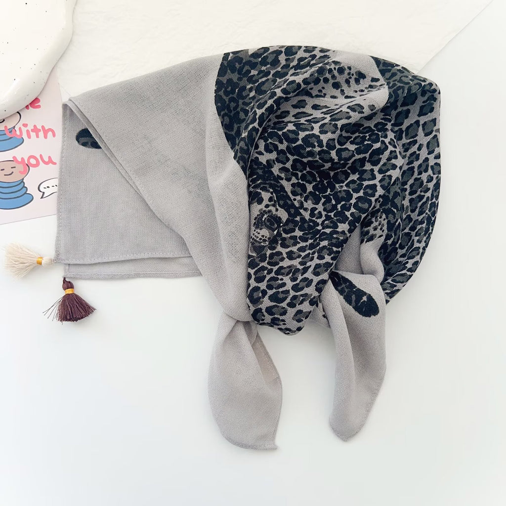 Cheetah Print Schal mit Pompons – Bild 3 | LuxeStyle