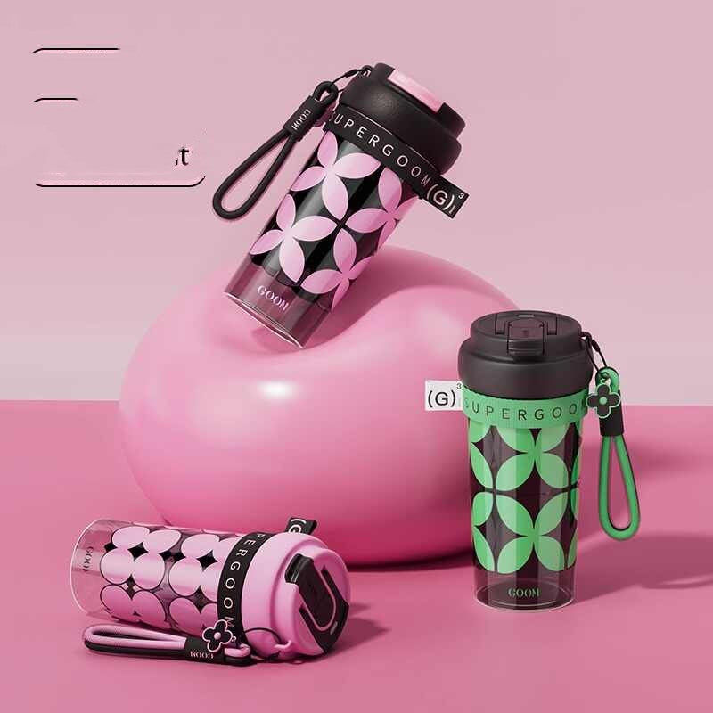Stylische Wasserflasche für den Sommer