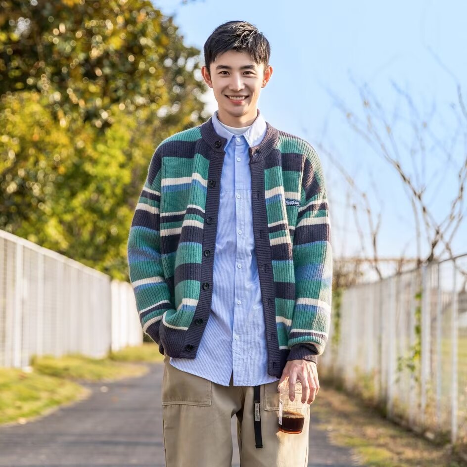 Gestreifte Color-Block Sport-Strickjacke für Herren – Bild 1 | LuxeStyle