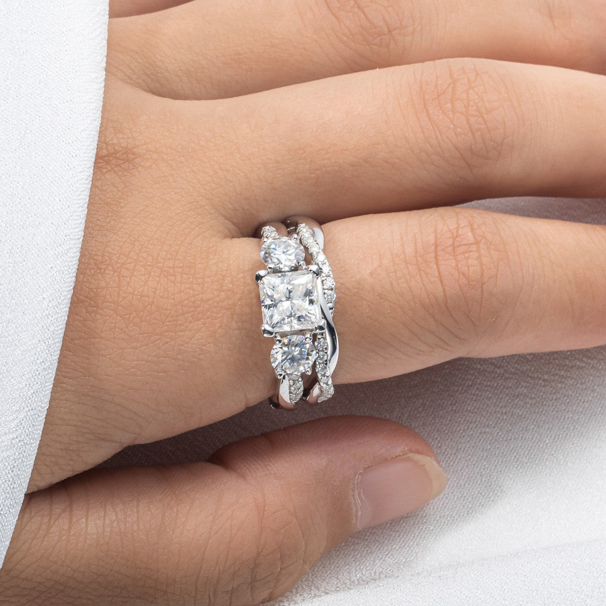 Verdrehter Ring mit Steinbesatz – Bild 3 | LuxeStyle