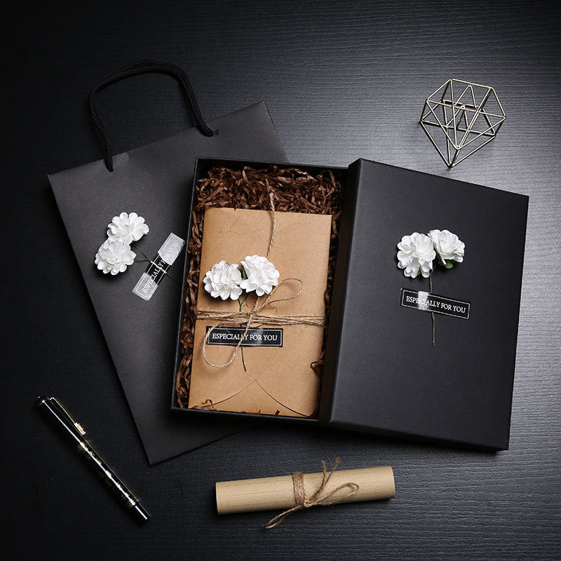 Geschenkbox im Retro-Stil mit Rosen oder Calla