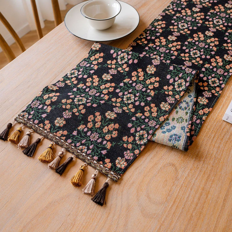 Rhyme Nordic Jacquard Tischläufer mit Quasten