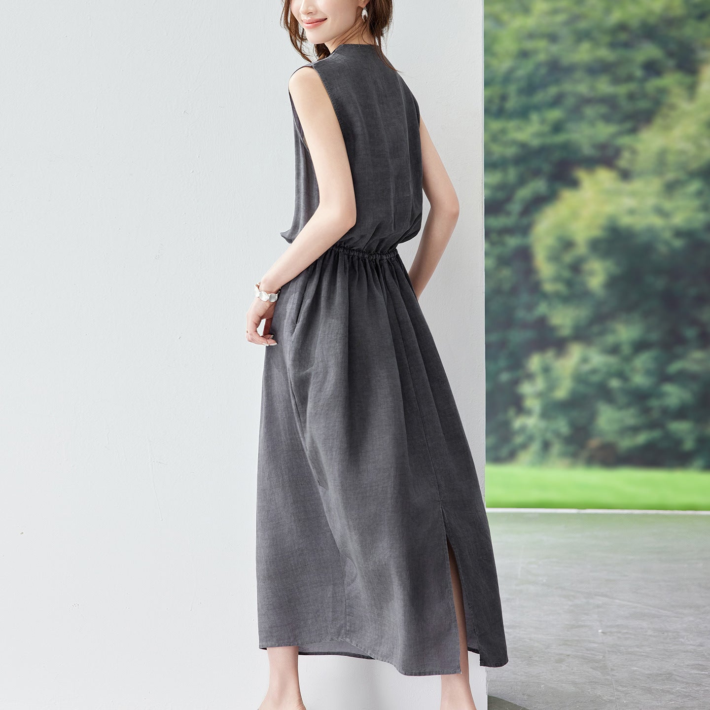 Ärmelloses langes Kleid für den Arbeitsalltag